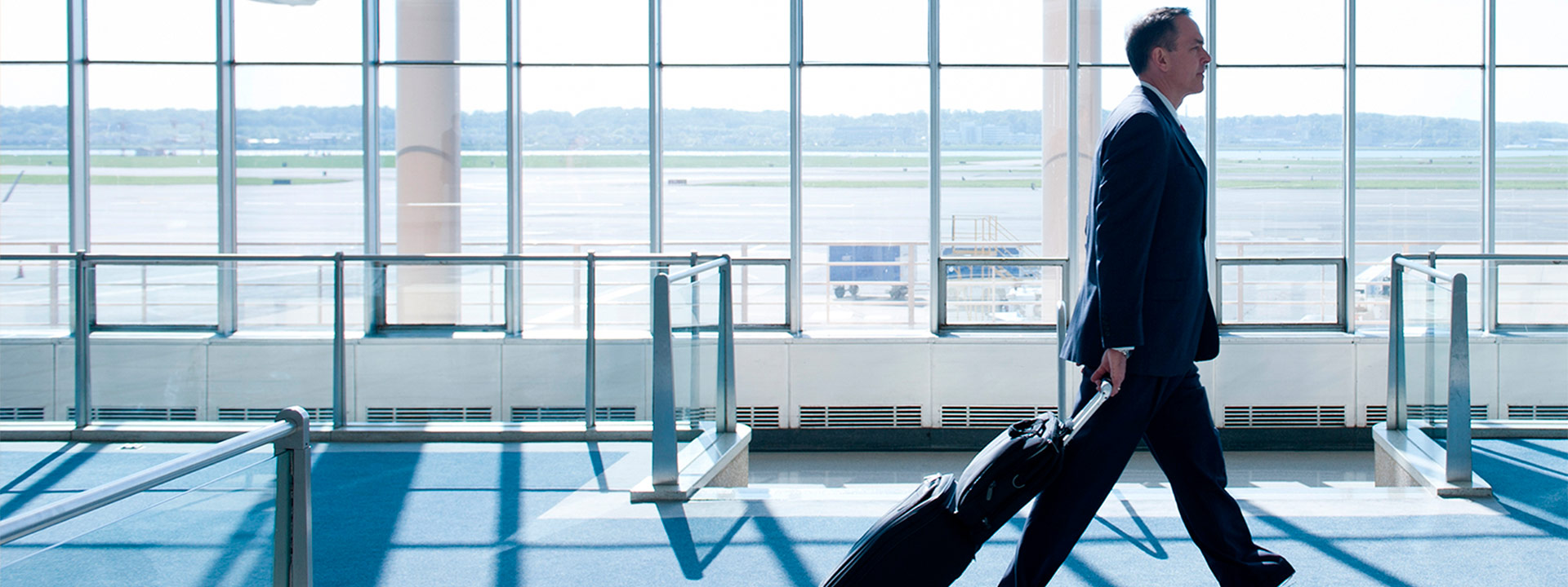 Hombre con valija en el aeropuerto