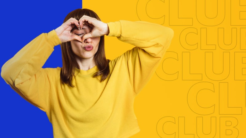 Mujer haciendo un corazón con sus manos