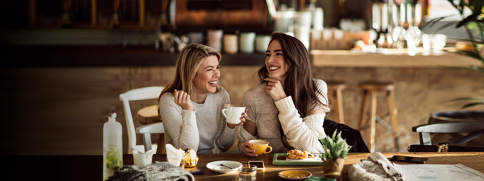Mujeres sonrientes compartiendo un desayuno
