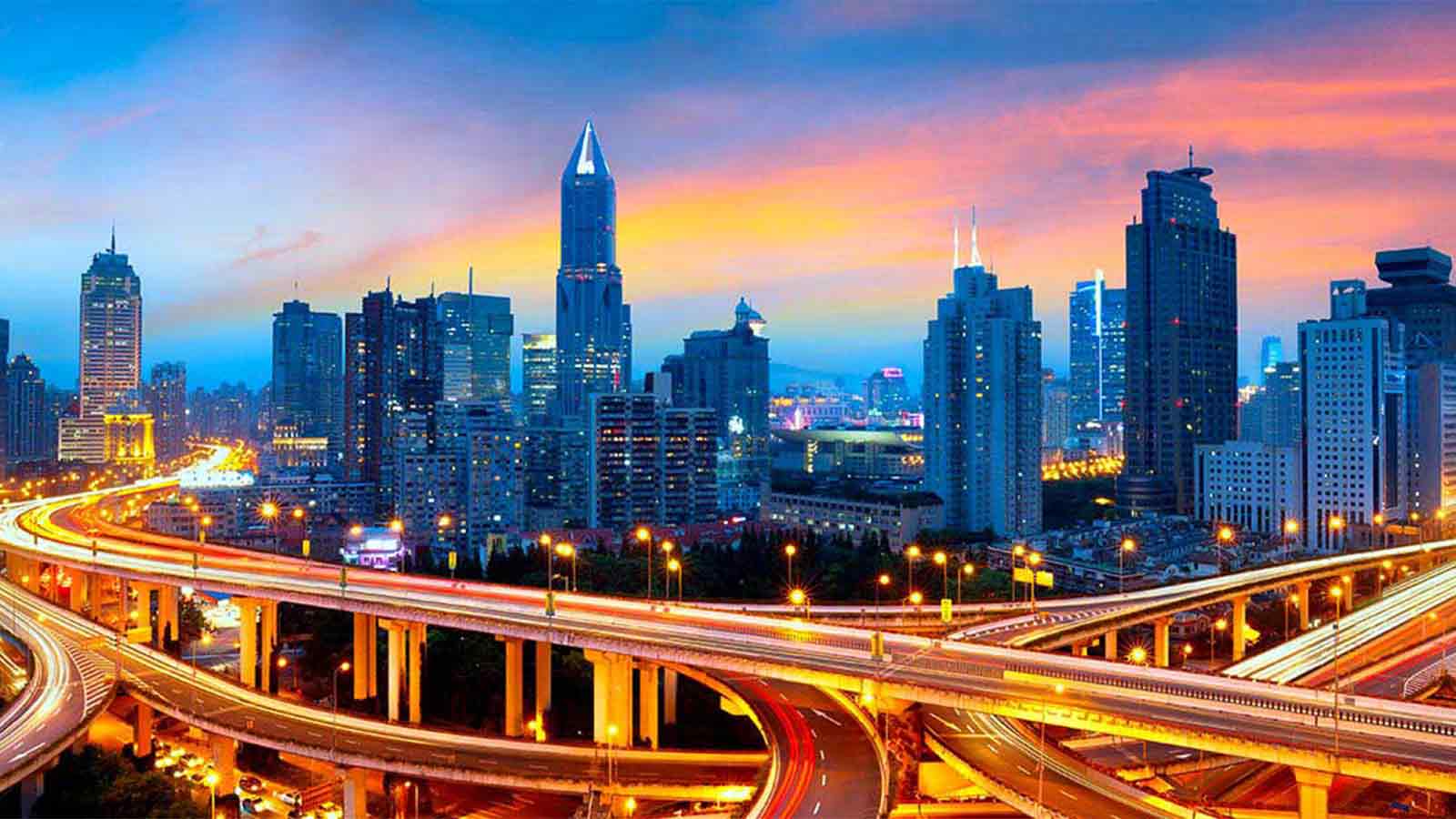 Vista panorámica a la ciudad en el atardecer