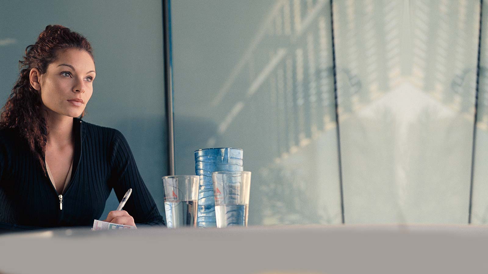 Mujer sentada en una oficina escribiendo