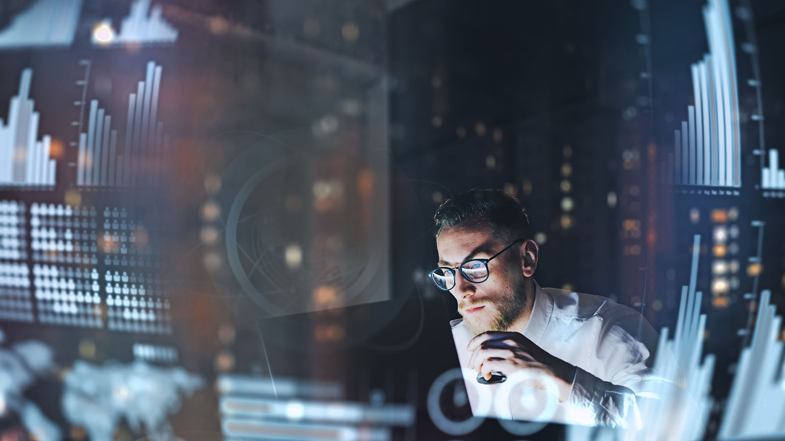 Hombre en la computadora haciendo data analysis