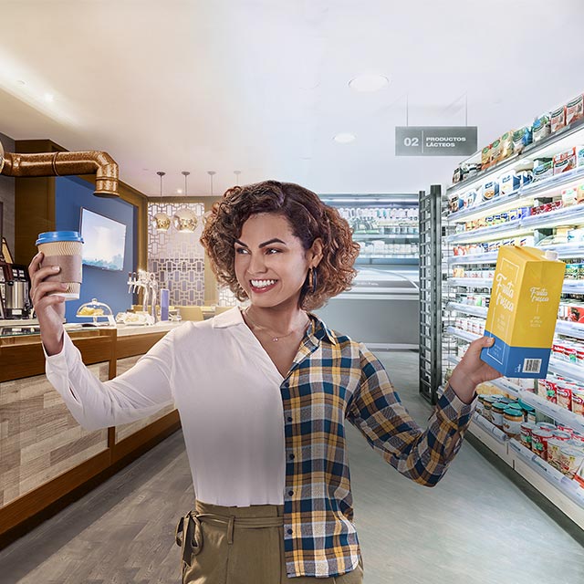 Mujer posando en supermercado